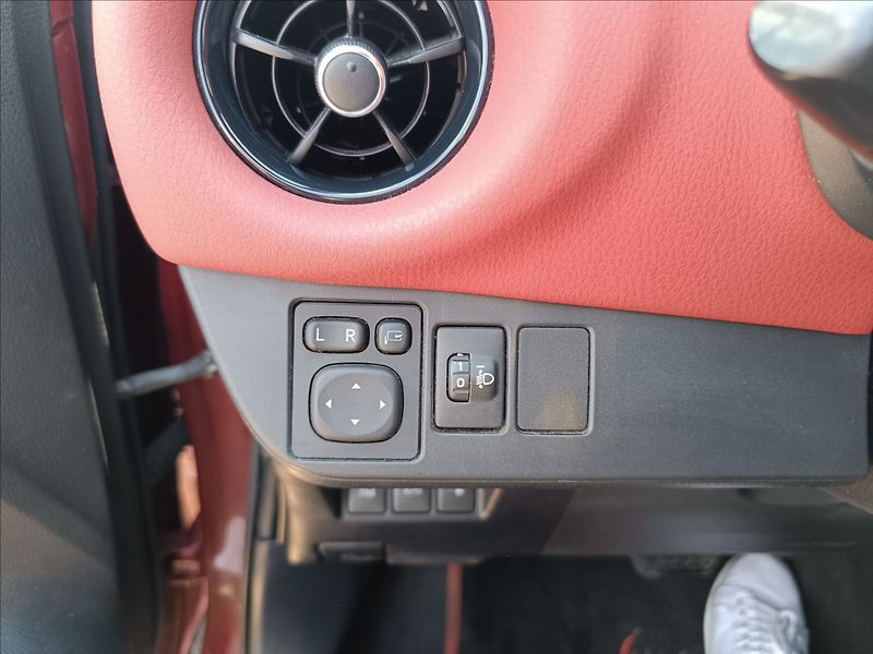 Toyota Yaris 1,5 WT-i AT 54KW HYBRID - fotka 16 z 21