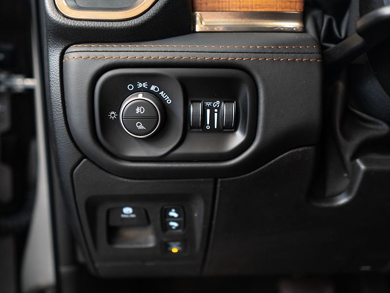 Dodge RAM (2022) 5.7 Longhorn RAMBOX Multitail - fotka 21 z 40
