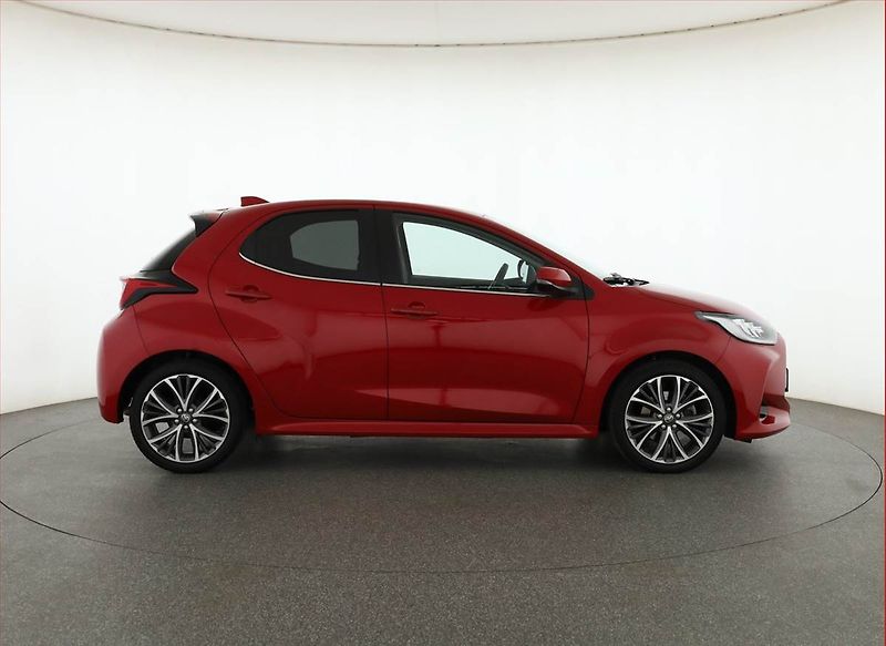 Toyota Yaris (2023) Executive 1.5 VVT-i, ČR,1.maj - fotka 6 z 17