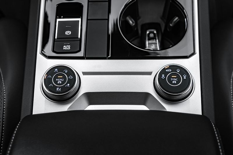 Volkswagen Touareg R-line 4M Vzduch IQ Ergo - fotka 18 z 24