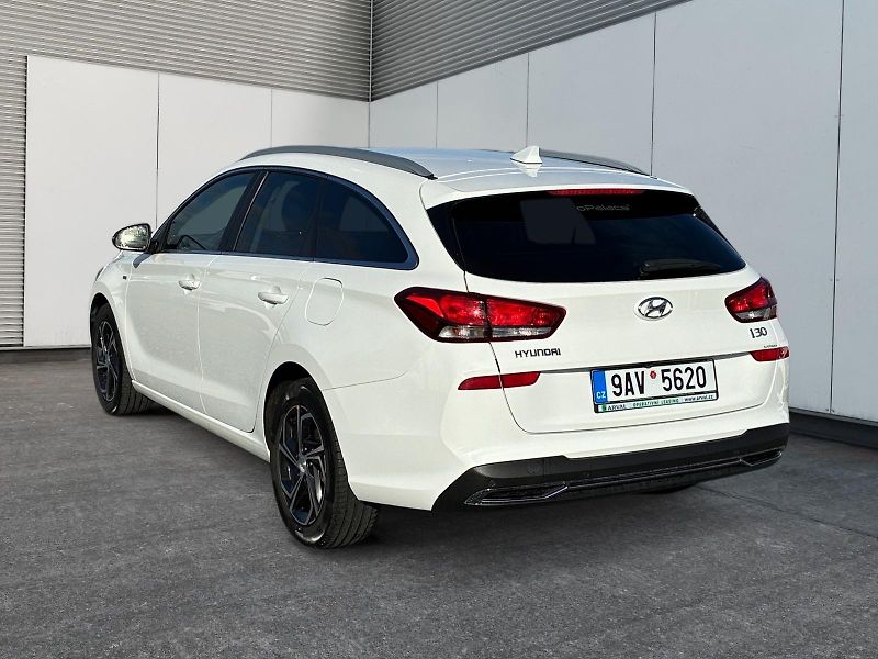 Hyundai i30 (2023) SMART 1.5T-GDI 118kW CZ DPH - fotka 4 z 11
