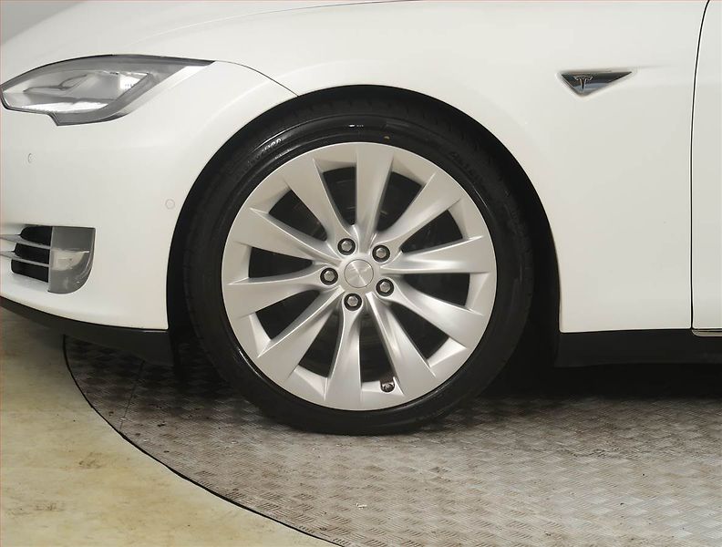 Tesla Model S (2015) 85D, SoH 84% - fotka 15 z 23