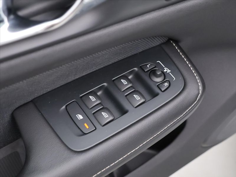Volvo V60 2,0 T5 184kW Drive-E R-Design - fotka 16 z 34