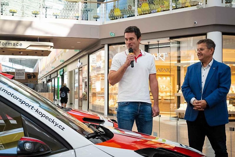 Výstava závodních aut Škoda v OC Olympia.