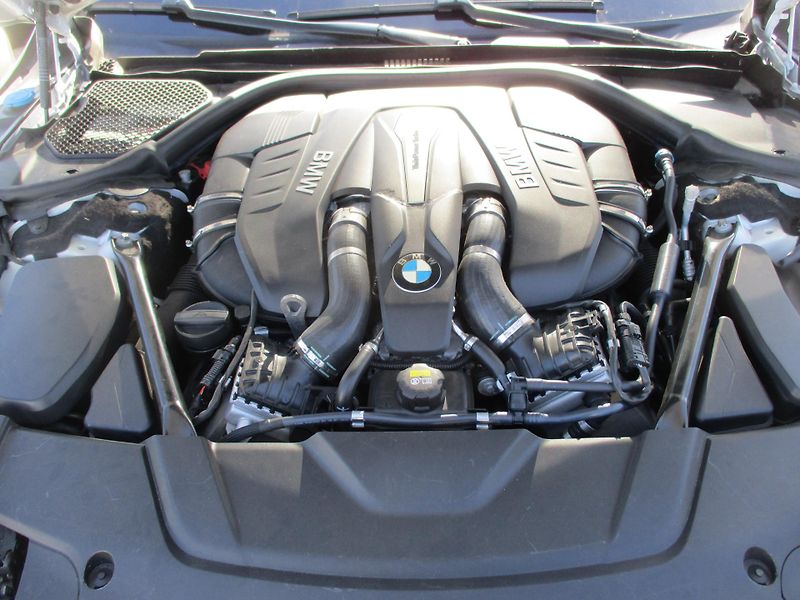 BMW Řada 7 (2016) 750i xDrive - fotka 13 z 13