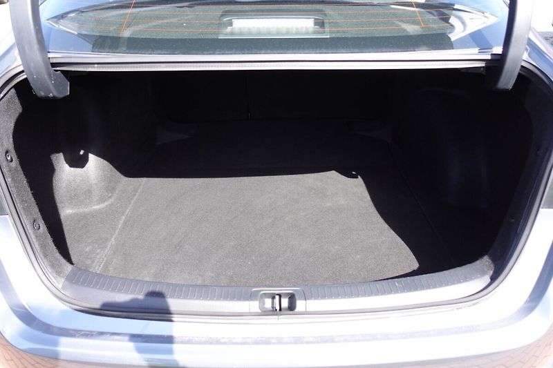 Toyota Corolla 1.5 BA 6 MT Comfort + Tech - fotka 14 z 32