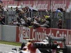Pastor Maldonado na pódiu šampionů.