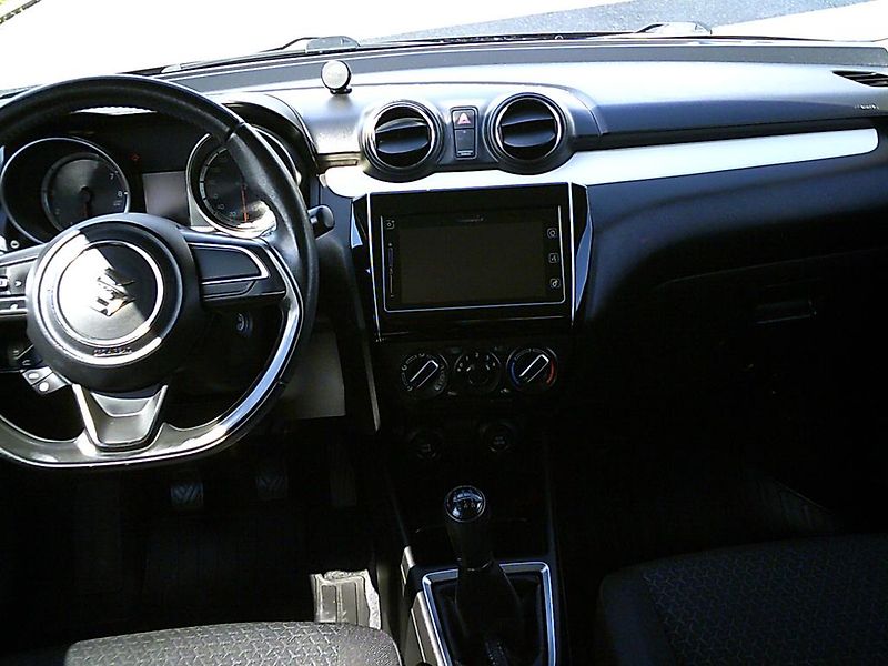Suzuki Swift (2017) 1.2i KOUPENO ČR,1.MAJITEL - fotka 8 z 13