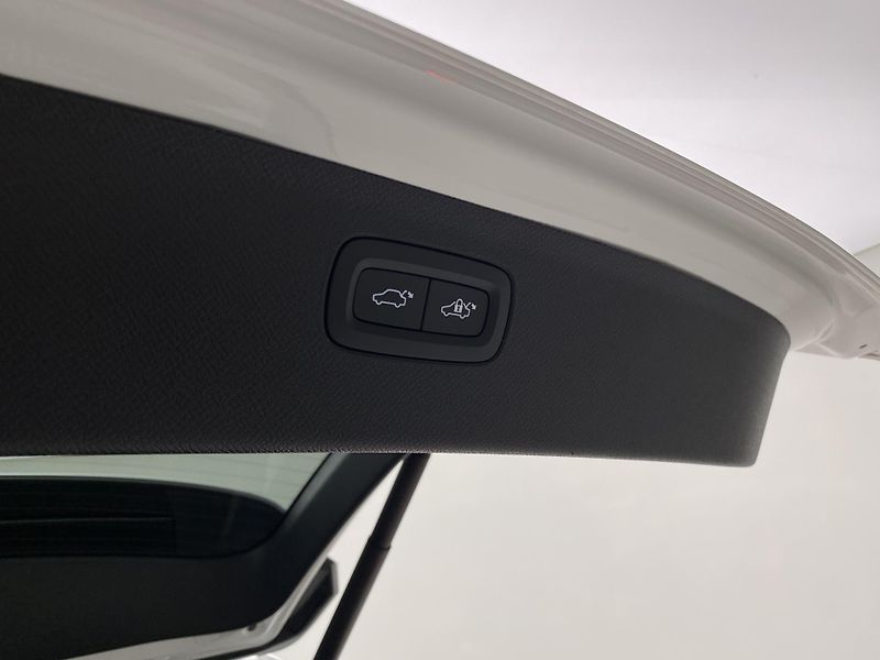 Volvo XC90 T8 AWD RECHARGE DARK REZERVACE - fotka 36 z 67