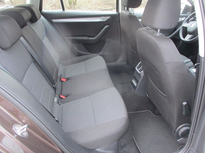 Škoda Octavia 1.2TSi 81kW AMB VÝHŘEV 2x PNEU - fotka 31 z 48