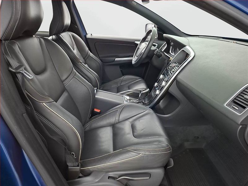 Volvo XC60 (2017) R-Design D4, 4X4, Automat - fotka 9 z 21
