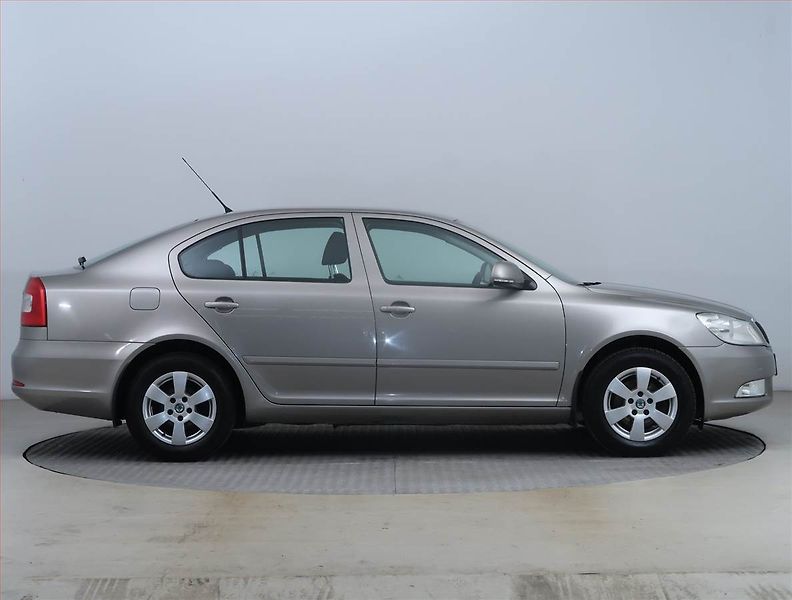 Škoda Octavia (2009) Elegance 1.6, Park. senzory - fotka 6 z 14