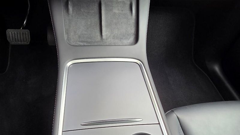 Tesla Model Y (2023) Long Range AWD DE SoH 91,2% - fotka 34 z 40