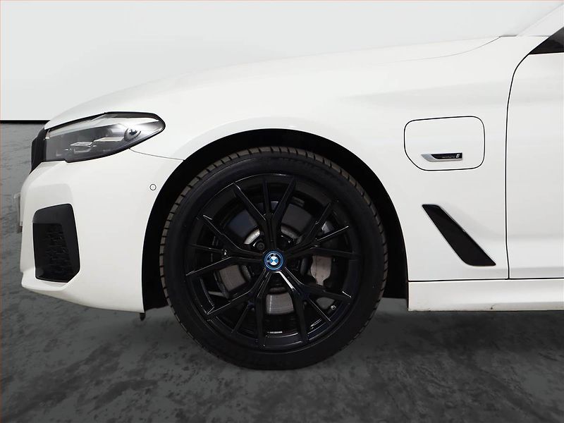 BMW Řada 5 (2022) M Sport 530e - fotka 13 z 28