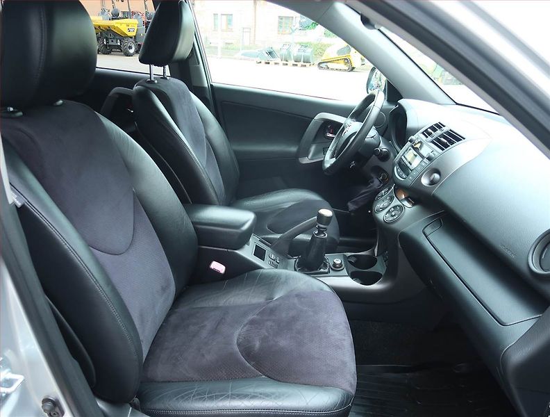 Toyota RAV4 (2011) 2.0 VVT-i, 4X4, Kůže - fotka 9 z 20