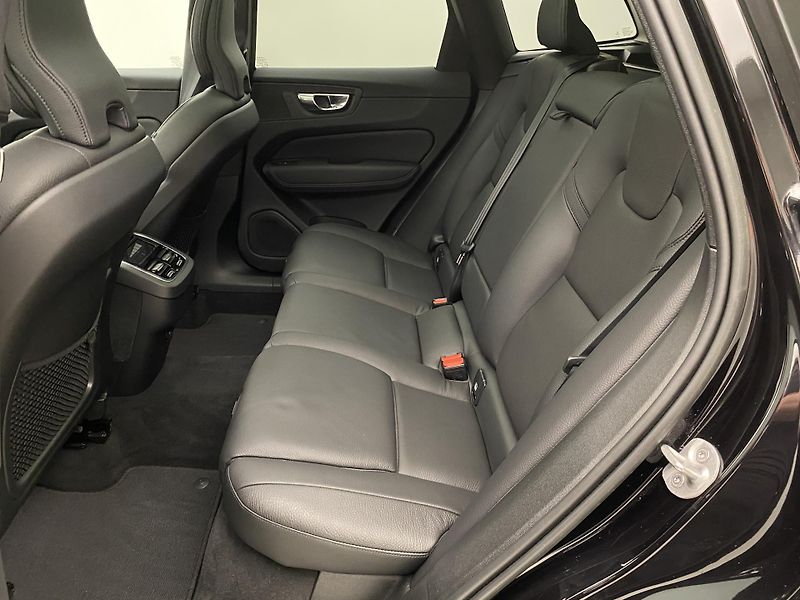Volvo XC60 B5 AWD INSCRIPTION REZERVACE - fotka 5 z 43