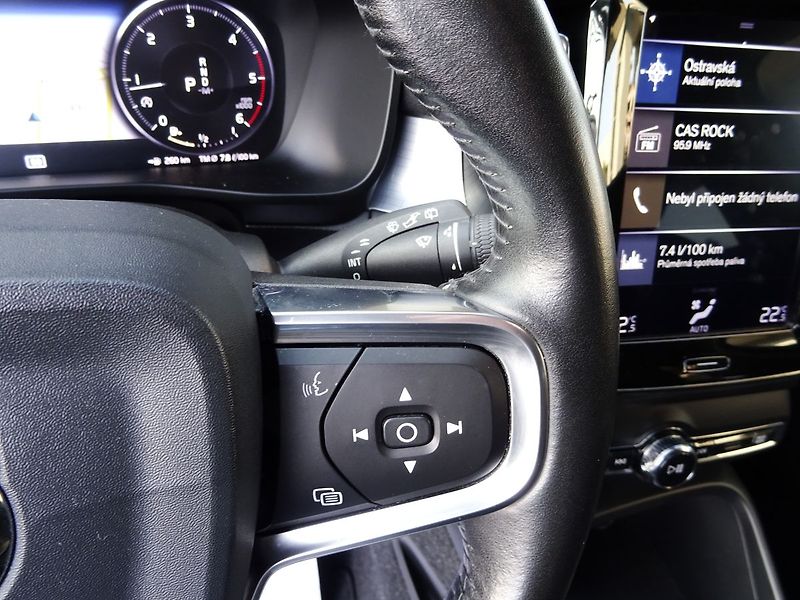 Volvo XC40 D3 A/T Virtual CarPlay Kamera - fotka 17 z 36
