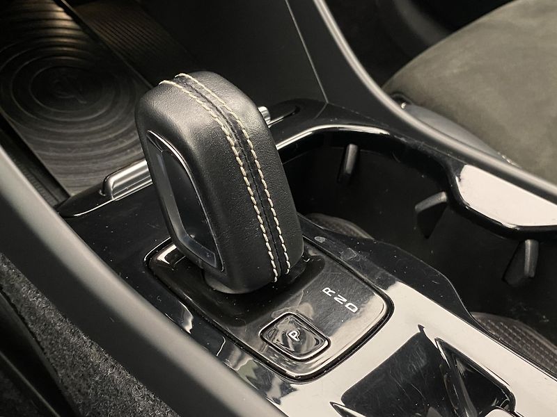 Volvo XC40 D4 AWD R-DESIGN AUT  - fotka 27 z 45