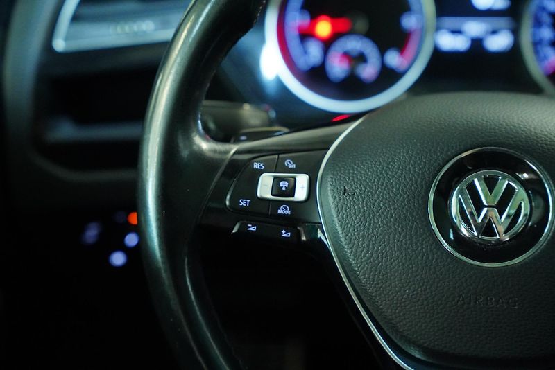 Volkswagen Touran - fotka 17 z 29