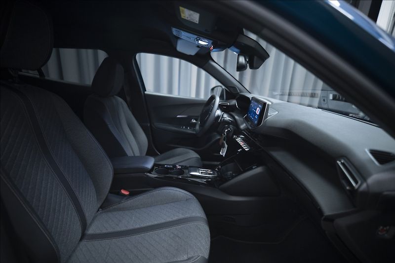 Peugeot 2008 1,2 HYBRID AT KAMERA 360° ČR - fotka 8 z 43