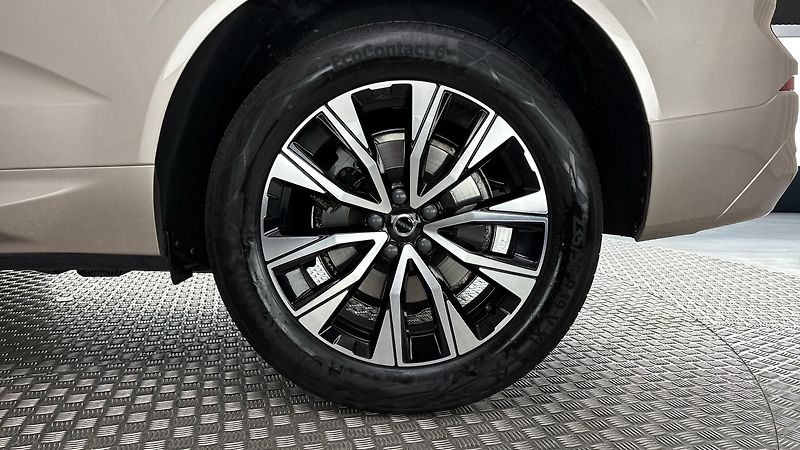 Volvo XC60 2.0 B4 AUT AWD Core - fotka 19 z 28