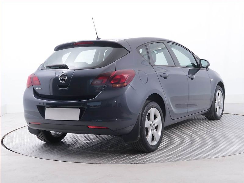 Opel Astra (2010) 1.6 16V, po STK, jezdí dobře - fotka 5 z 18