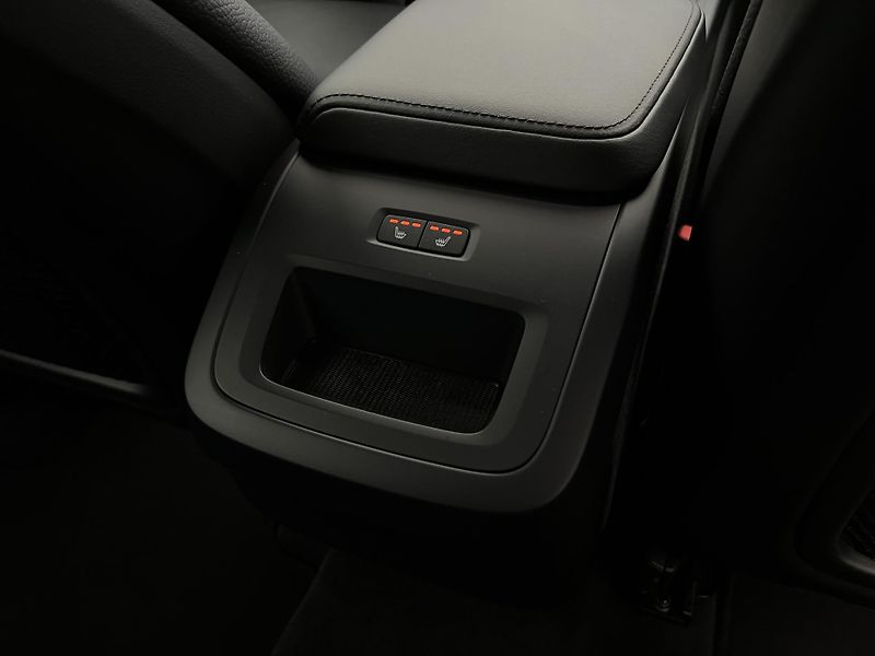 Volvo XC60 B4 AWD DARK PLUS AUT - fotka 20 z 39