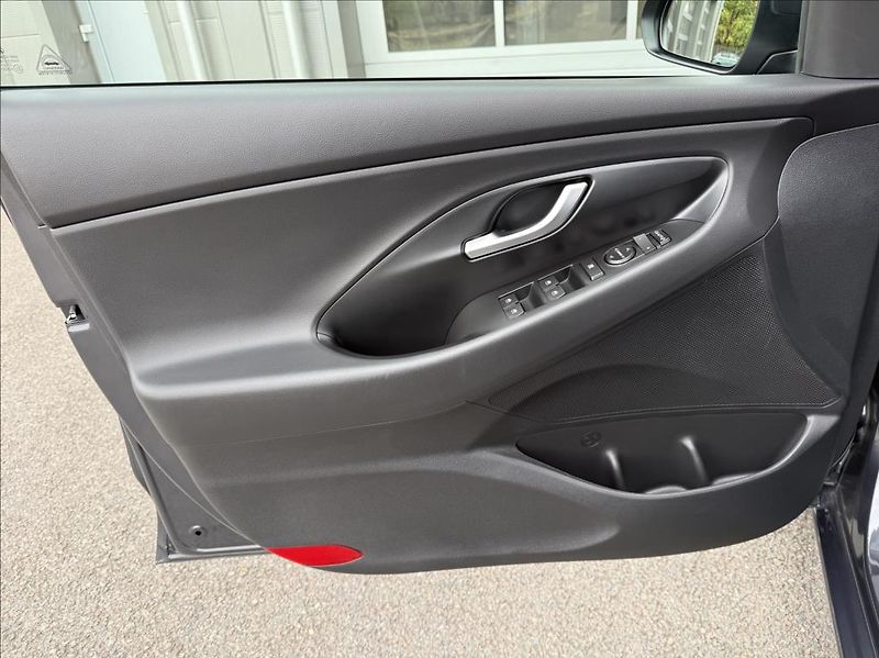 Hyundai i30 1,0 T-GDI DCT  WG Family Smart - fotka 9 z 25