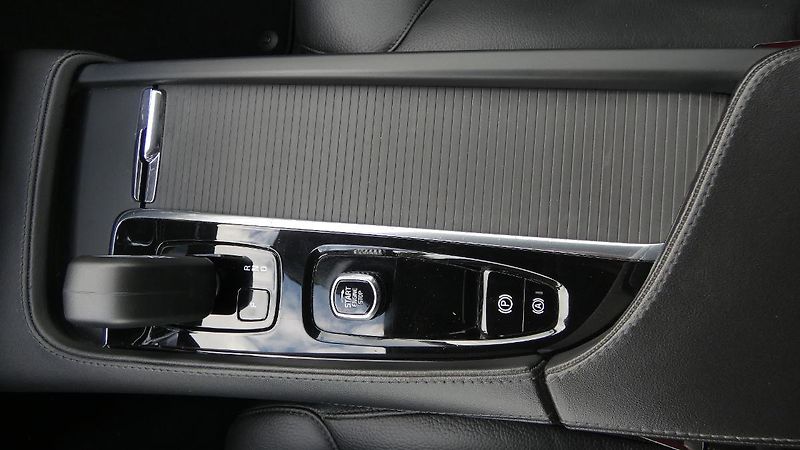 Volvo V90 B4 mHEV AWD aut. Momentum Pro - fotka 17 z 23