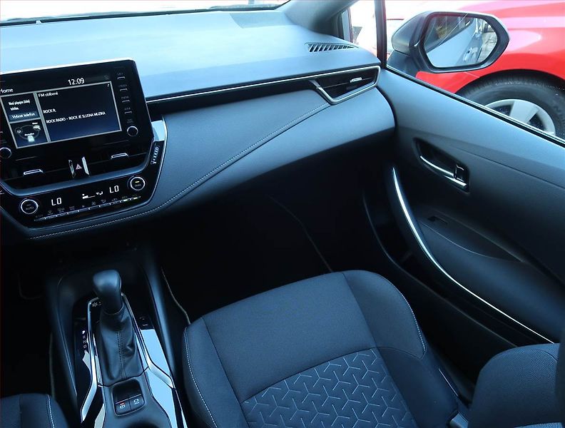 Toyota Corolla (2022) 1.8 Hybrid - fotka 8 z 19