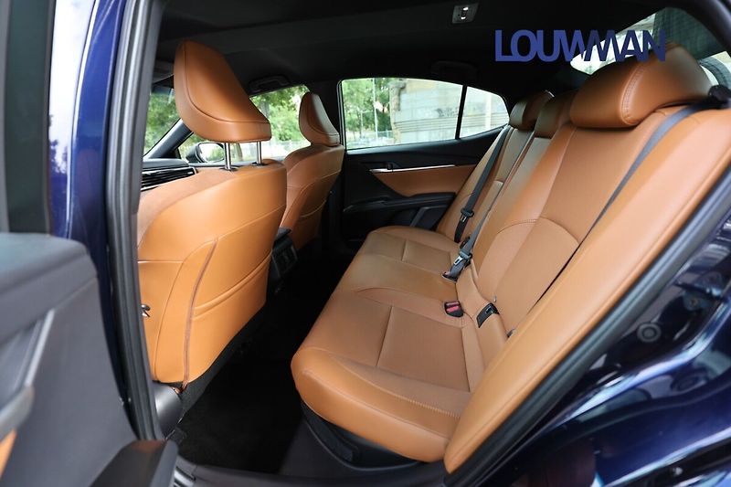 Toyota Camry 2.5  HEV CVT Prestige - fotka 19 z 29