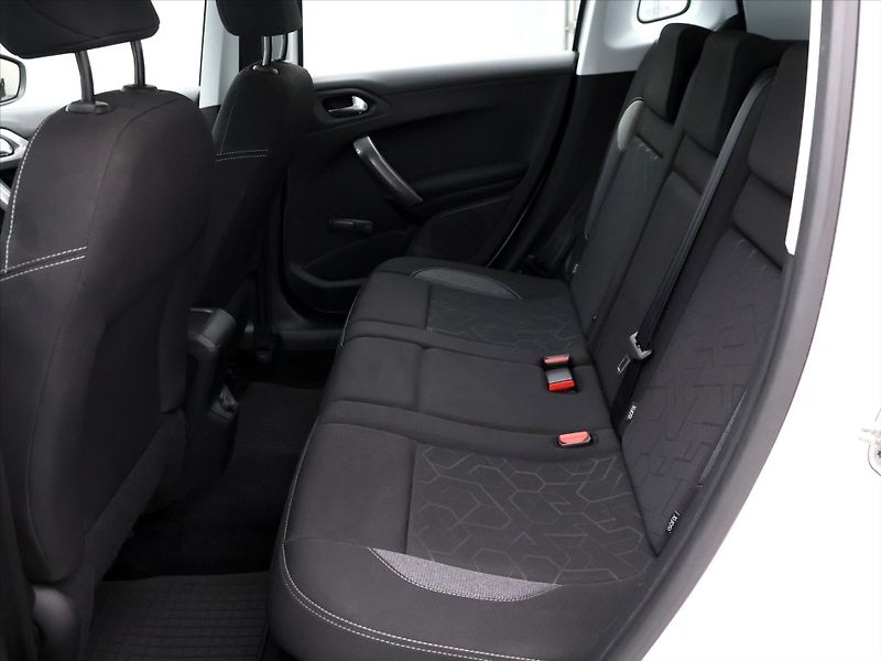 Peugeot 2008 1,2 PureTech 61kW Allure CZ - fotka 14 z 36