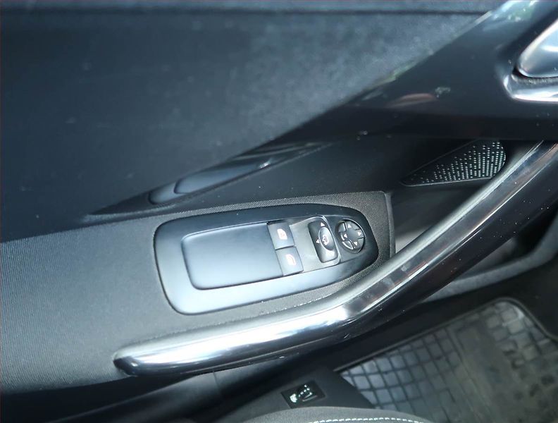 Peugeot 208 (2016) 1.6 BlueHDi, Tempomat - fotka 15 z 15