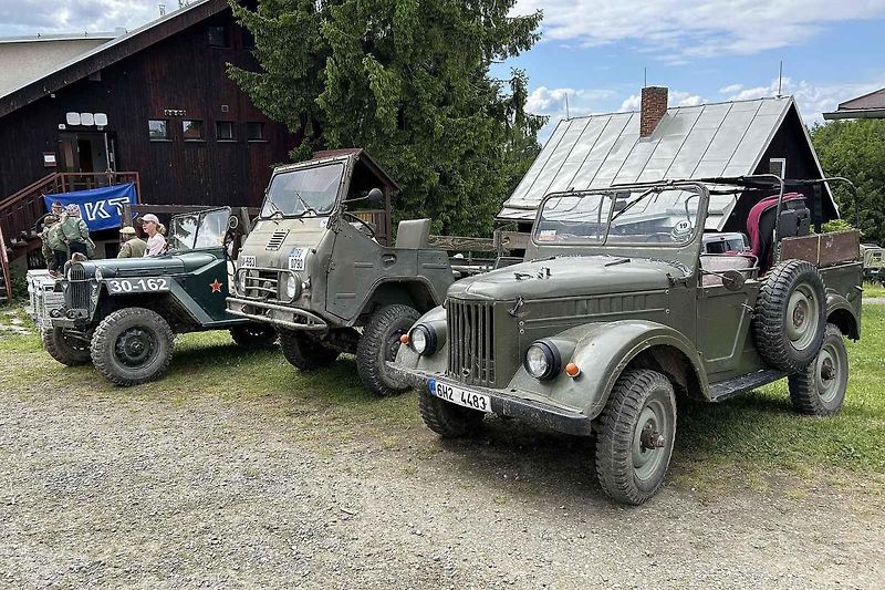 Veterány soutěžící o Zlomenou poloosu při své zastávce v Koutech.