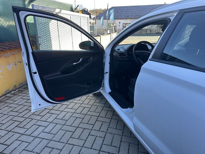 Hyundai i30 1.6 CRDi 85kW serviska - fotka 18 z 25