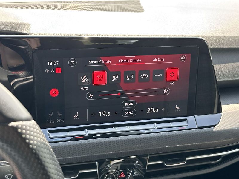 Volkswagen Golf (2023) 2.0 TSI DSG GTI - fotka 22 z 32
