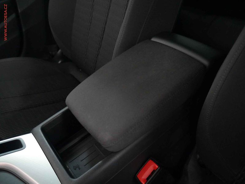 Audi A4 (2018) 2.0 TDi, ČR, AT, park.asist - fotka 19 z 23