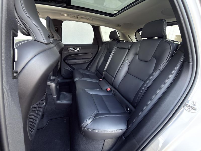 Volvo XC60 T8 AWD RECH.*ULTRA DARK + kola - fotka 17 z 62