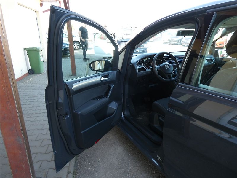 Volkswagen Touran 1,6 TDi DSG 7.míst,1maj.,závěs - fotka 17 z 35