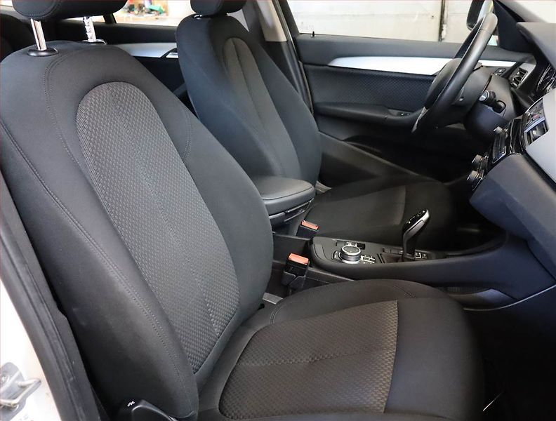 BMW X1 (2018) sDrive18i, Automat, Navi - fotka 9 z 21
