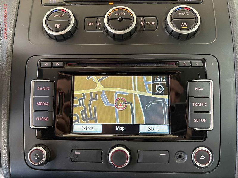 Volkswagen Touran (2014) 2.0TDi, AC, park.čidla - fotka 11 z 16