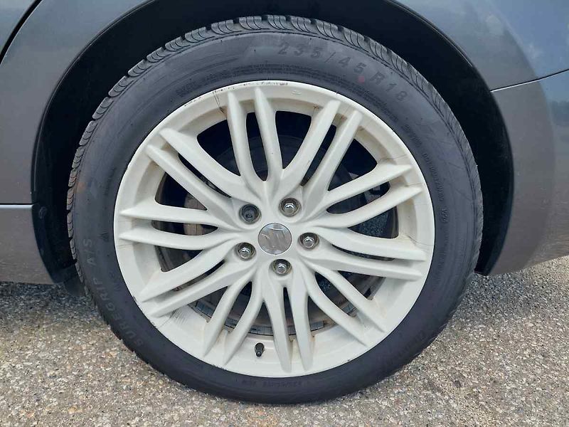 Suzuki Kizashi 2.4 4WD - fotka 20 z 59
