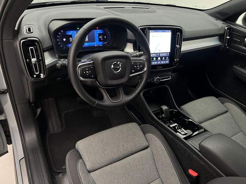 Volvo XC40 B3 DARK PLUS AUT CZ 1. maj. - fotka 4 z 45