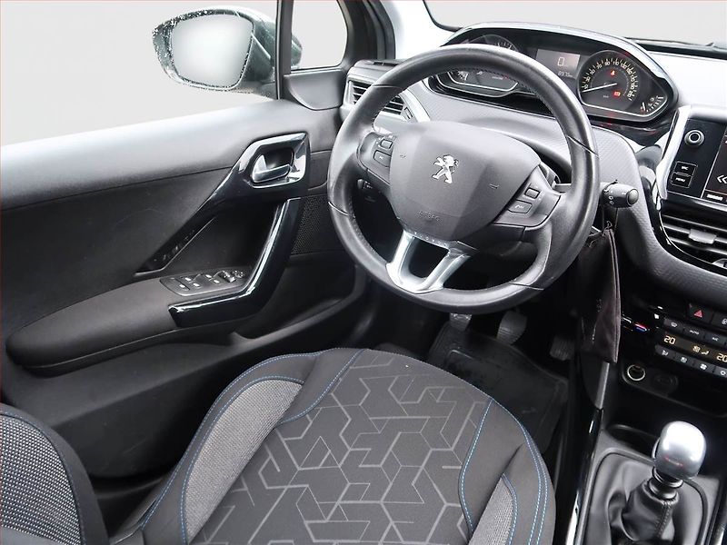 Peugeot 2008 (2019) Active 1.2 PureTech, Tempomat - fotka 7 z 16