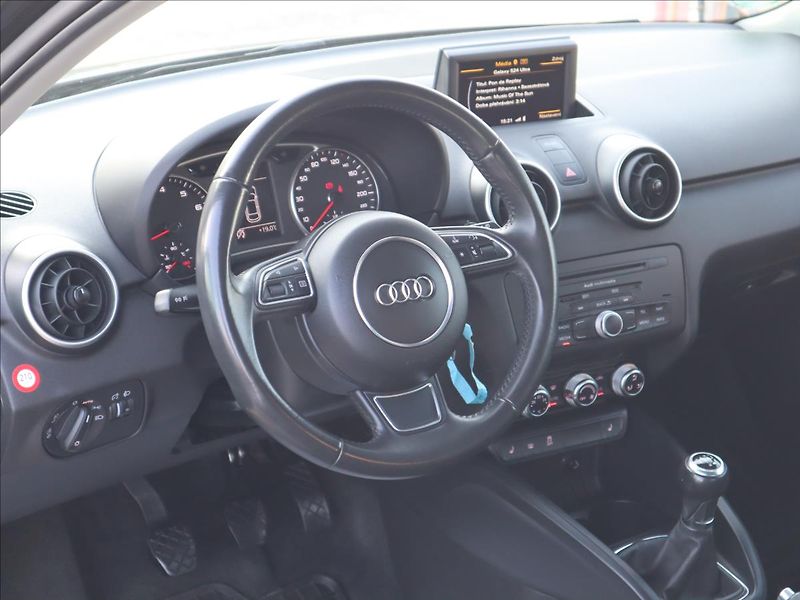 Audi A1 1,2 TSi MMI Výhřivané sedadla - fotka 9 z 26