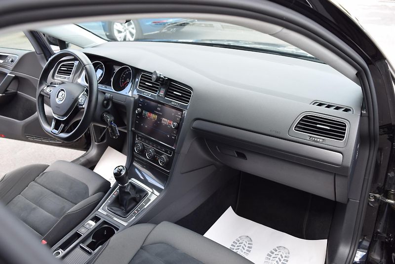 Volkswagen Golf (2018) 1.4TSI 92kw CLBMT LED NAVI TOP - fotka 34 z 49