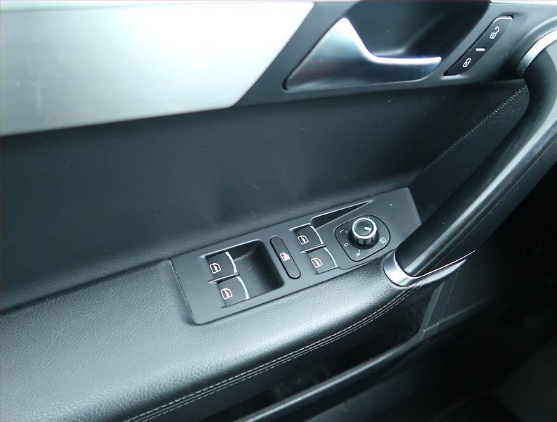 Volkswagen Passat (2012) Highline 2.0 TDI, Navi - fotka 16 z 16