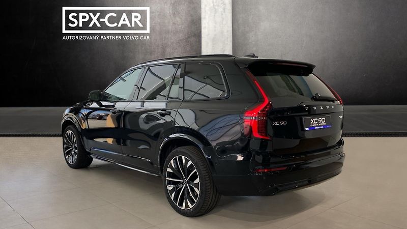 Volvo XC90 (2026) PLUS DARK, B5 AWD, 184+10 kW / - fotka 4 z 12