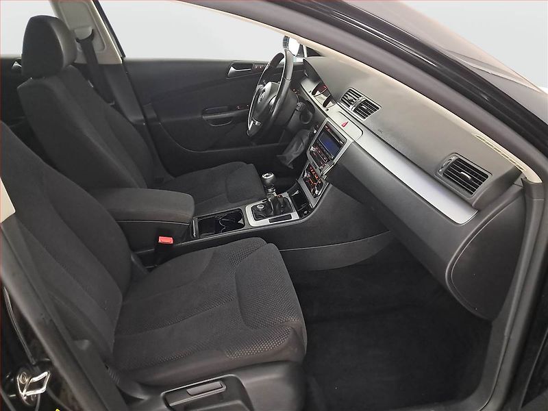 Volkswagen Passat (2009) 2.0 TDI, po STK, zamluveno - fotka 9 z 15