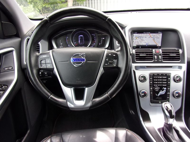 Volvo XC60 (2016) 2.0 D4 140kW OCEAN RACE KRÁSNÉ - fotka 13 z 27